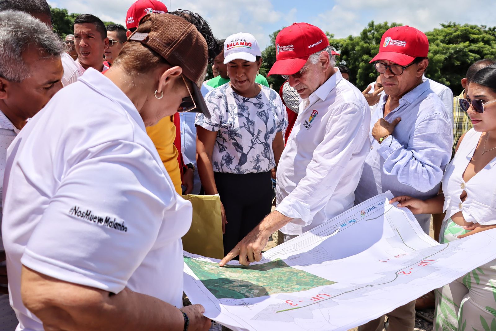 Gobernador Verano junto a su equipo de trabajo socializando la doble calzada Malambo-Caracolí con la alcaldesa de Malambo Yenis Orozco