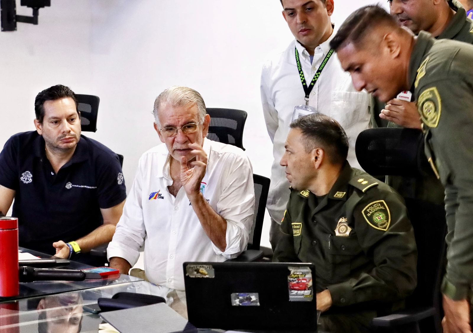 Gobernador Verano en reunión con la policía en donde explica que el tramo, de 14 kilómetros, iría desde la Circunvalar, en Barranquilla, hasta la entrada al municipio de Puerto Colombia