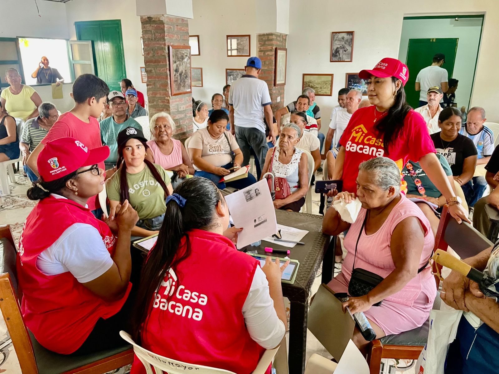 Sub secretaria de Vivienda, Rocío Jiménez reunida con su equipo y beneficiados de "Mi Casa Bacana" en el municipio de Usiacurí
