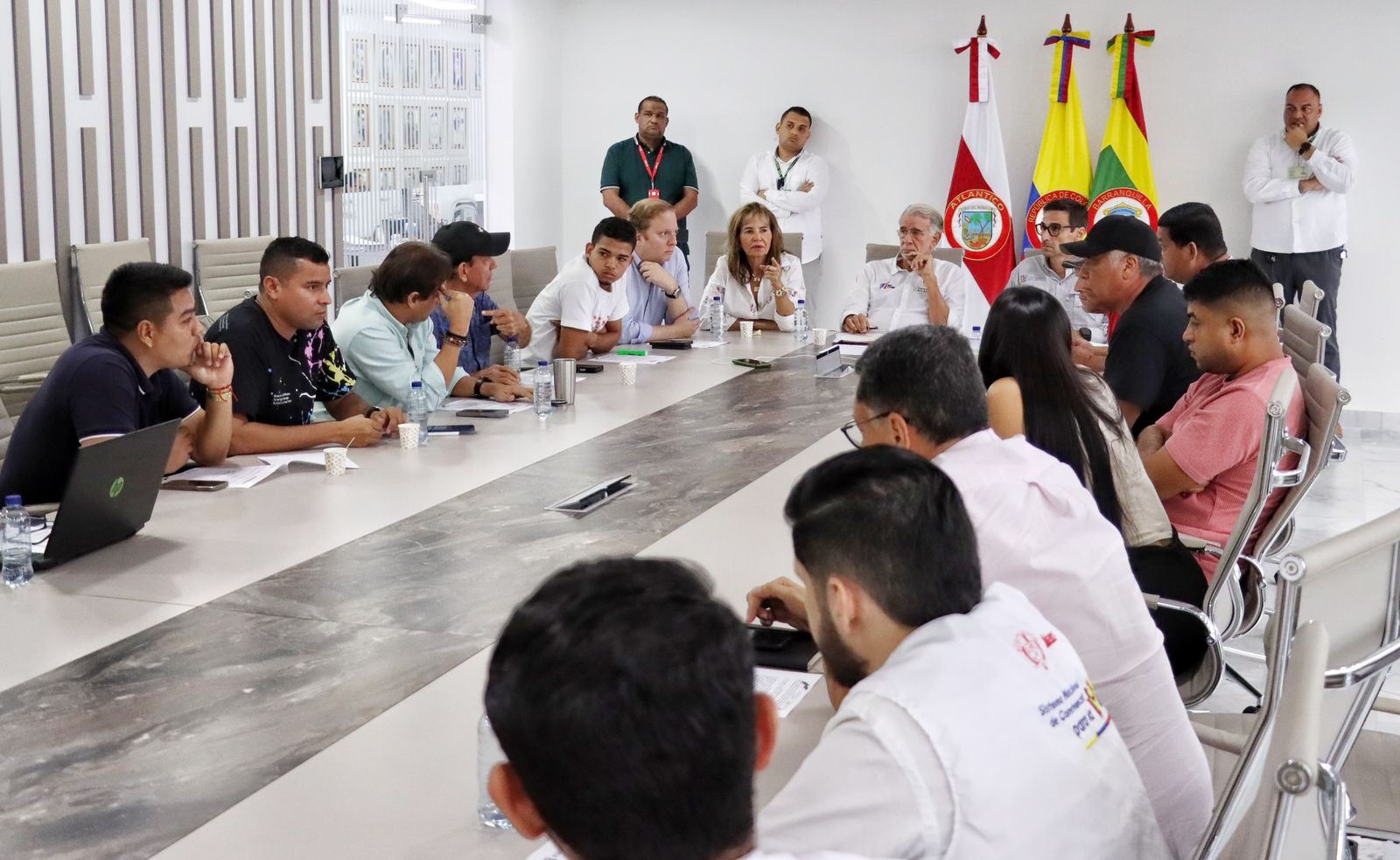 Gobernador Verano reunido con los diputados y equipo de trabajo en el que presentan carta ante la ANI para asumir la Vía al Mar y acabar con peaje Papiros
