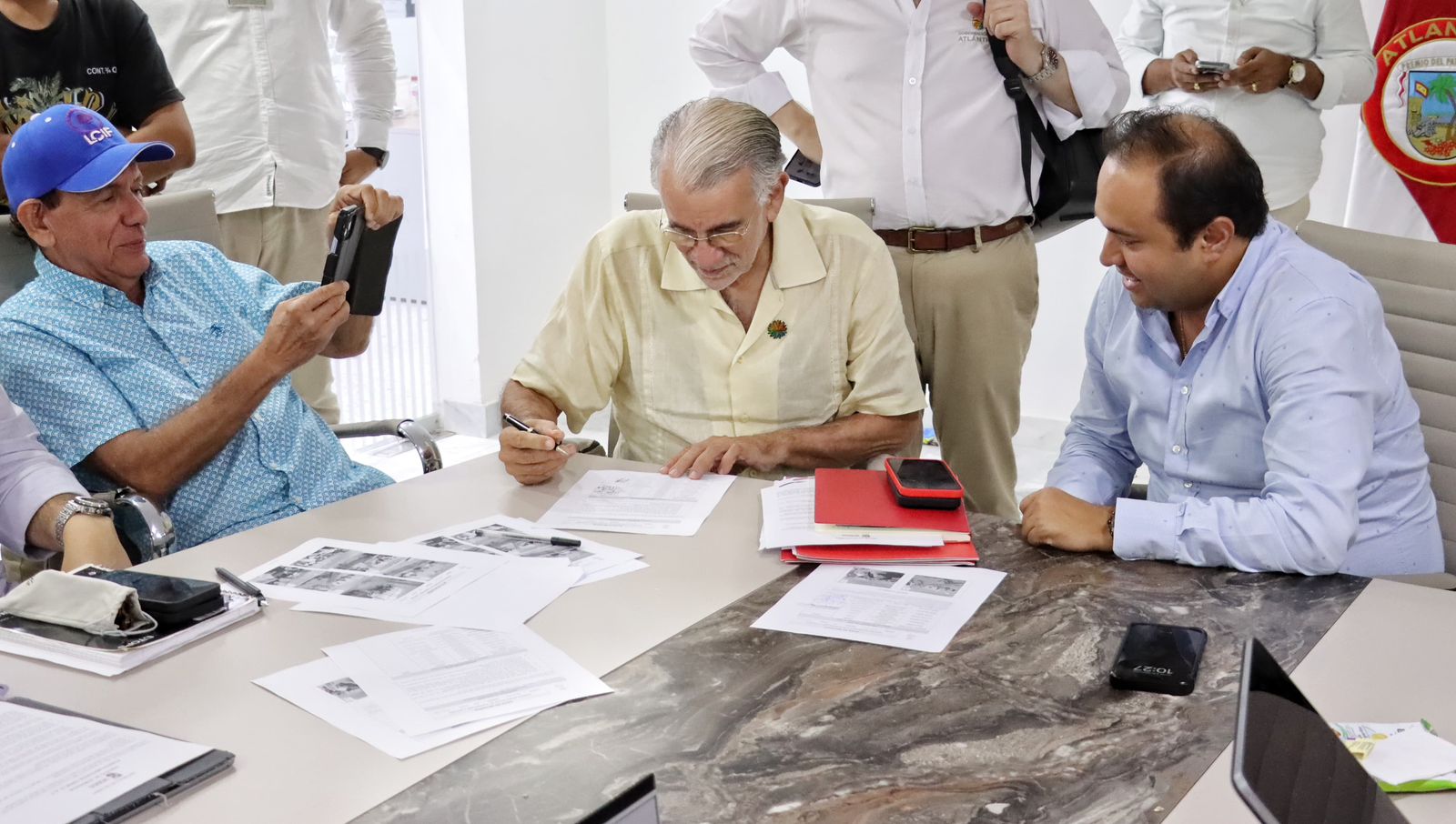 Gobernador, ANI y la comunidad, reunidos para la firma en donde se asume la vía al mar