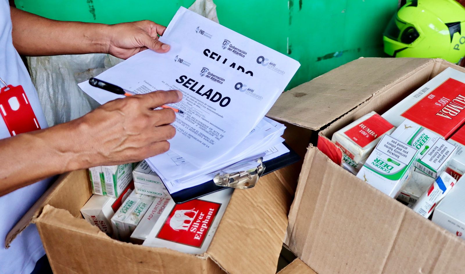 Foto en donde la administración departamental asestó un golpe a los ilegales quienes pretendían comercializar 1.678 unidades de licor en mal estado y 575 cajetillas de cigarrillos de contrabando