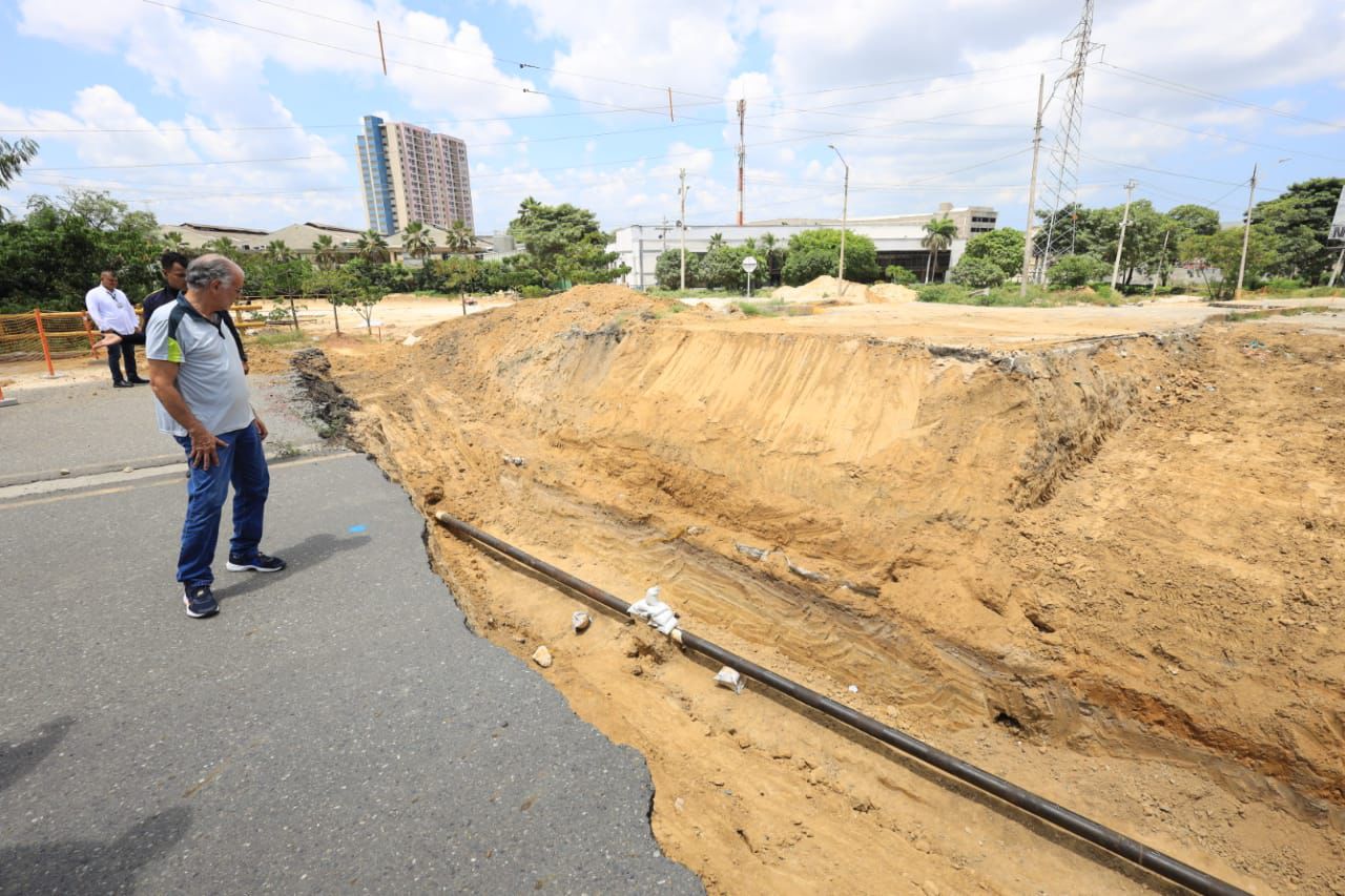 El Instituto Nacional de Vías (Invias) es el responsable de la reparación de la infraestructura debido a que 6.1 kilómetros entre el aeropuerto Ernesto Cortissoz y el puente le fueron revertidos por la ANI