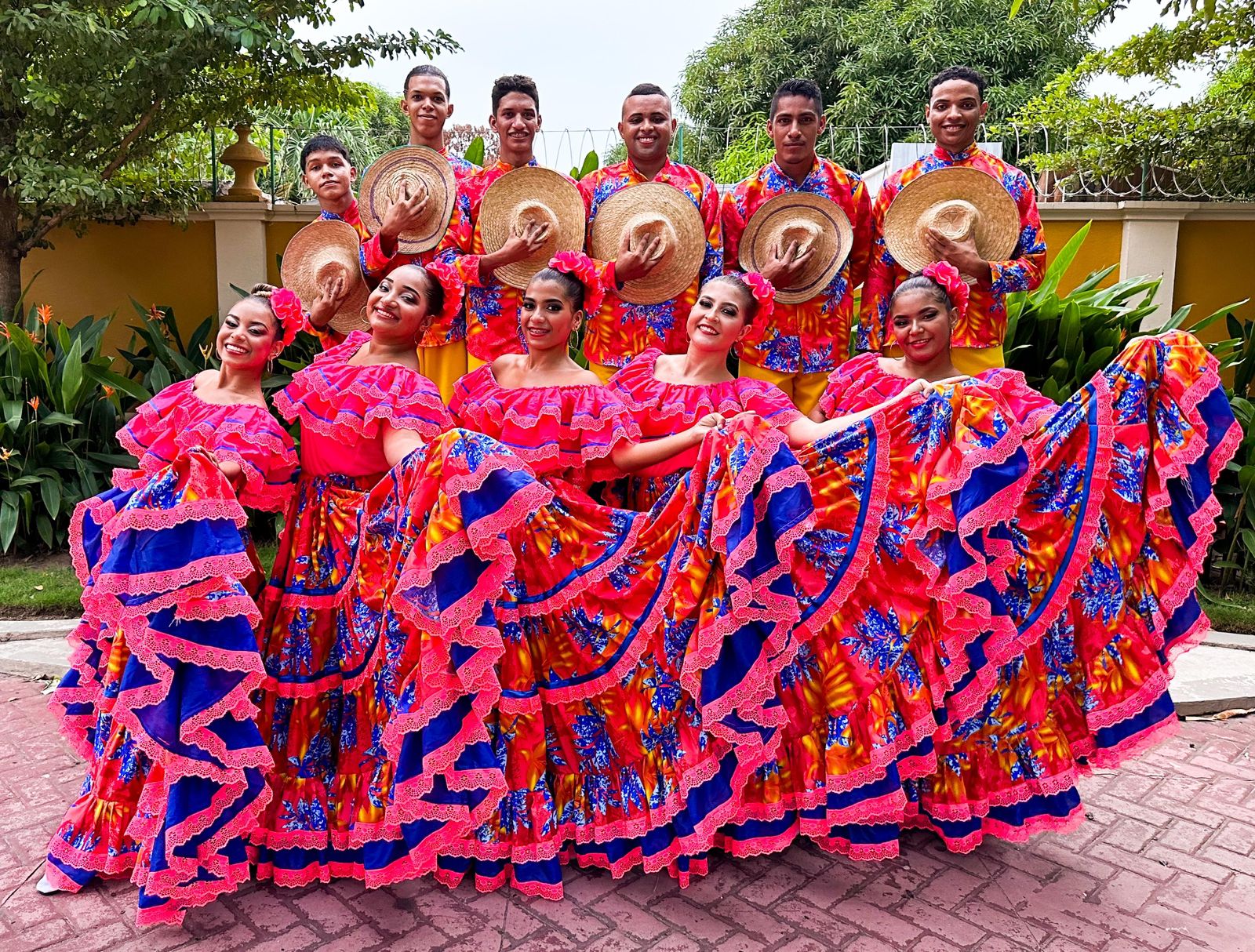 Grupo de baile que representa el Festival del Sancocho y la música en Polonuevo