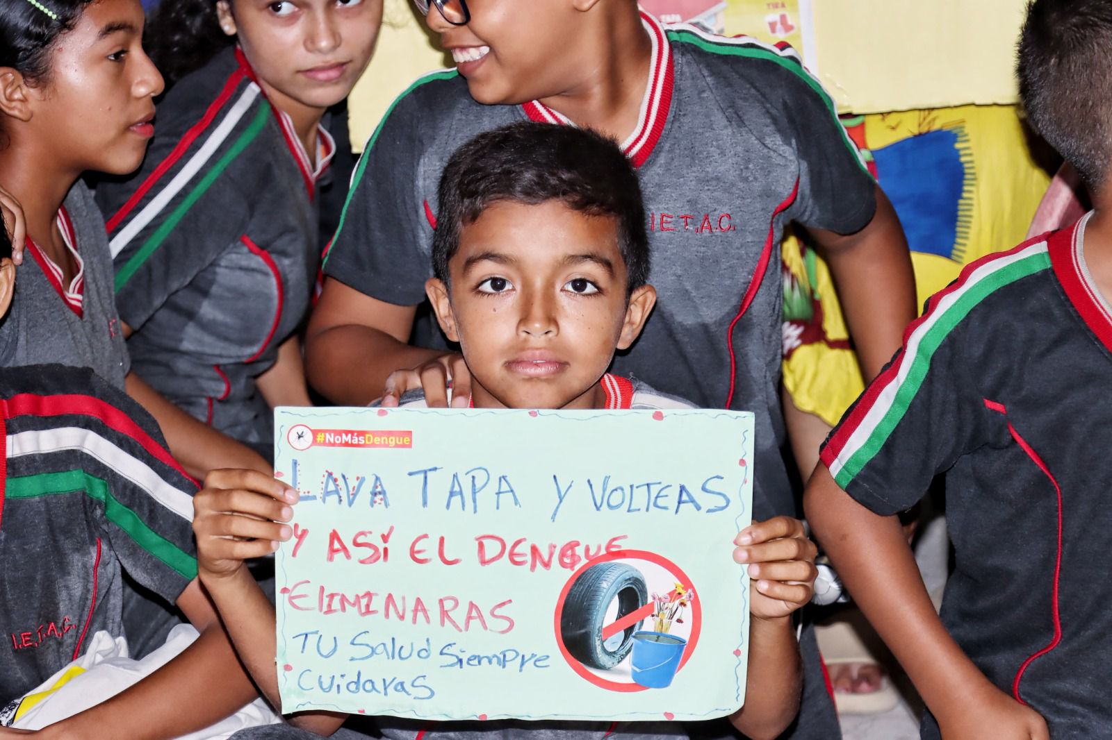 Niño haciendo campaña para la prevención del dengue