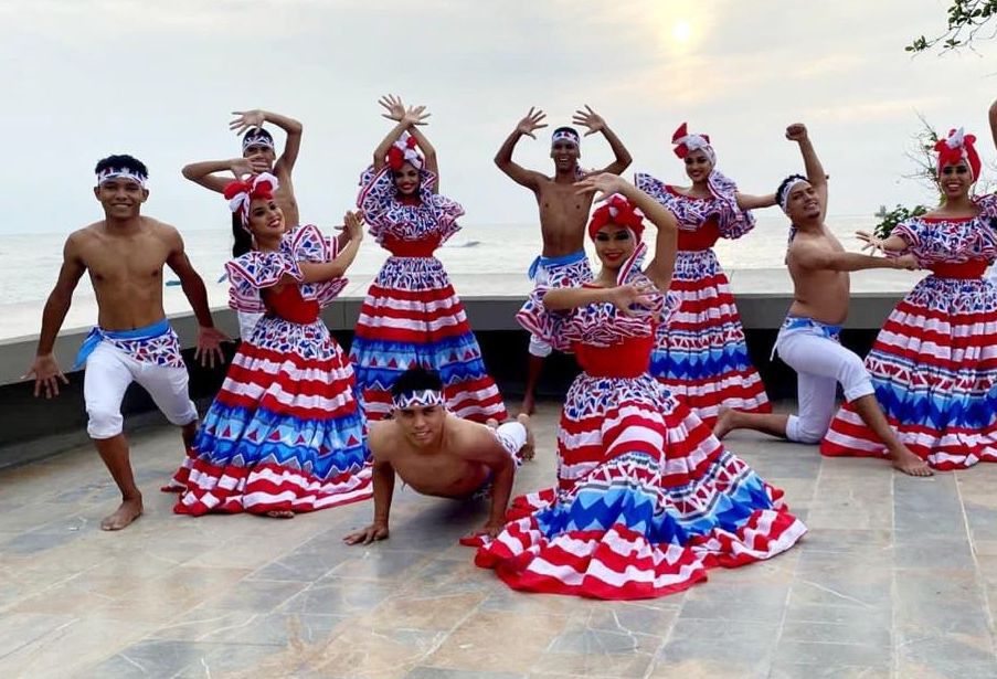 Jóvenes bailando en el Día Nacional del Patrimonio