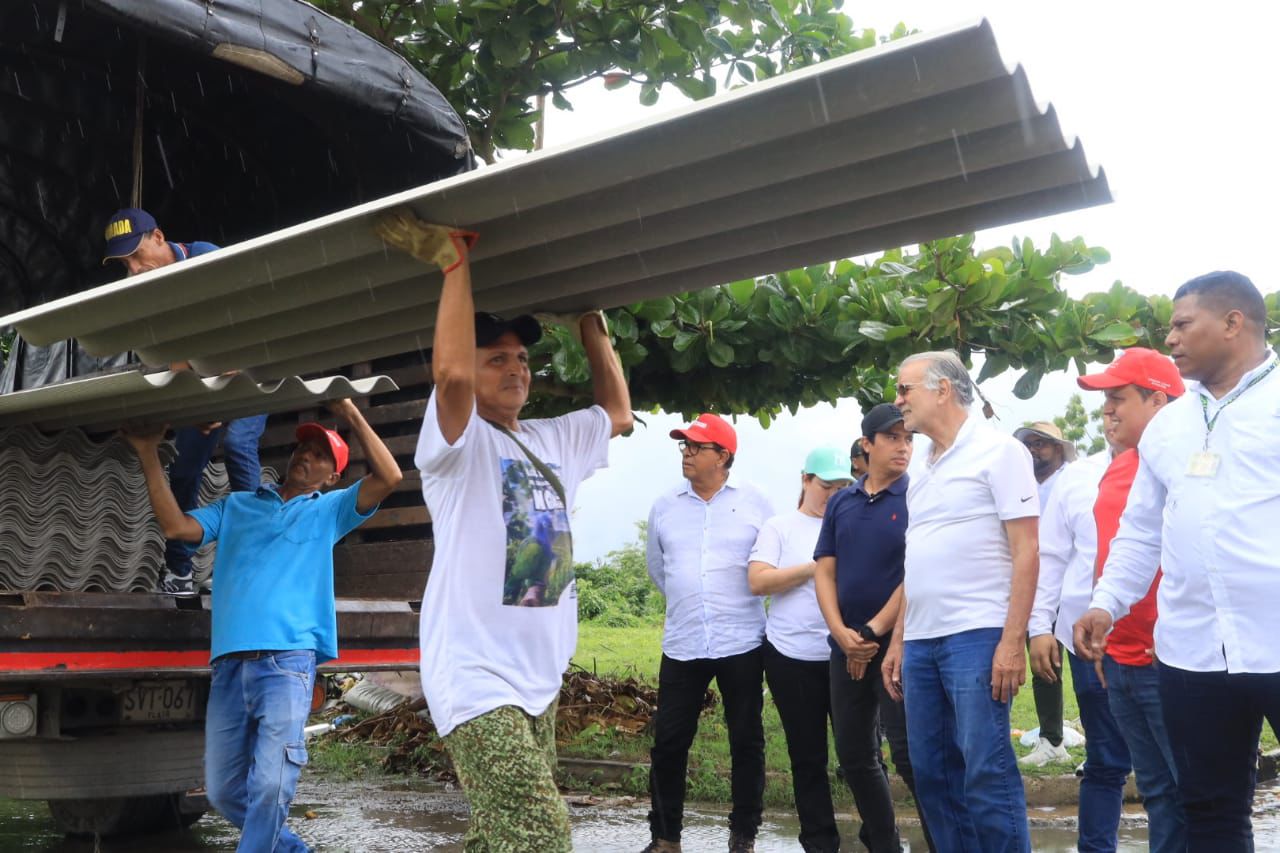 Gobernación del Atlántico entrega ayuda humanitaria a 1000 familias en Malambo y Polonuevo