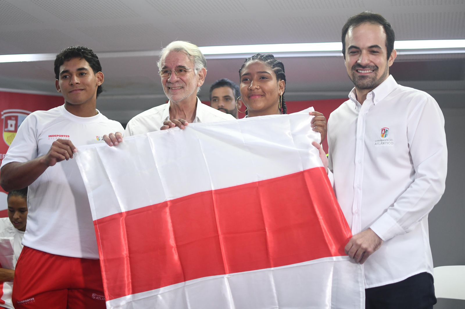 Gobernador Verano entrega bandera a la delegación Atlántico en Los I Juegos Nacionales y Paranacionales del Eje Cafetero 2024