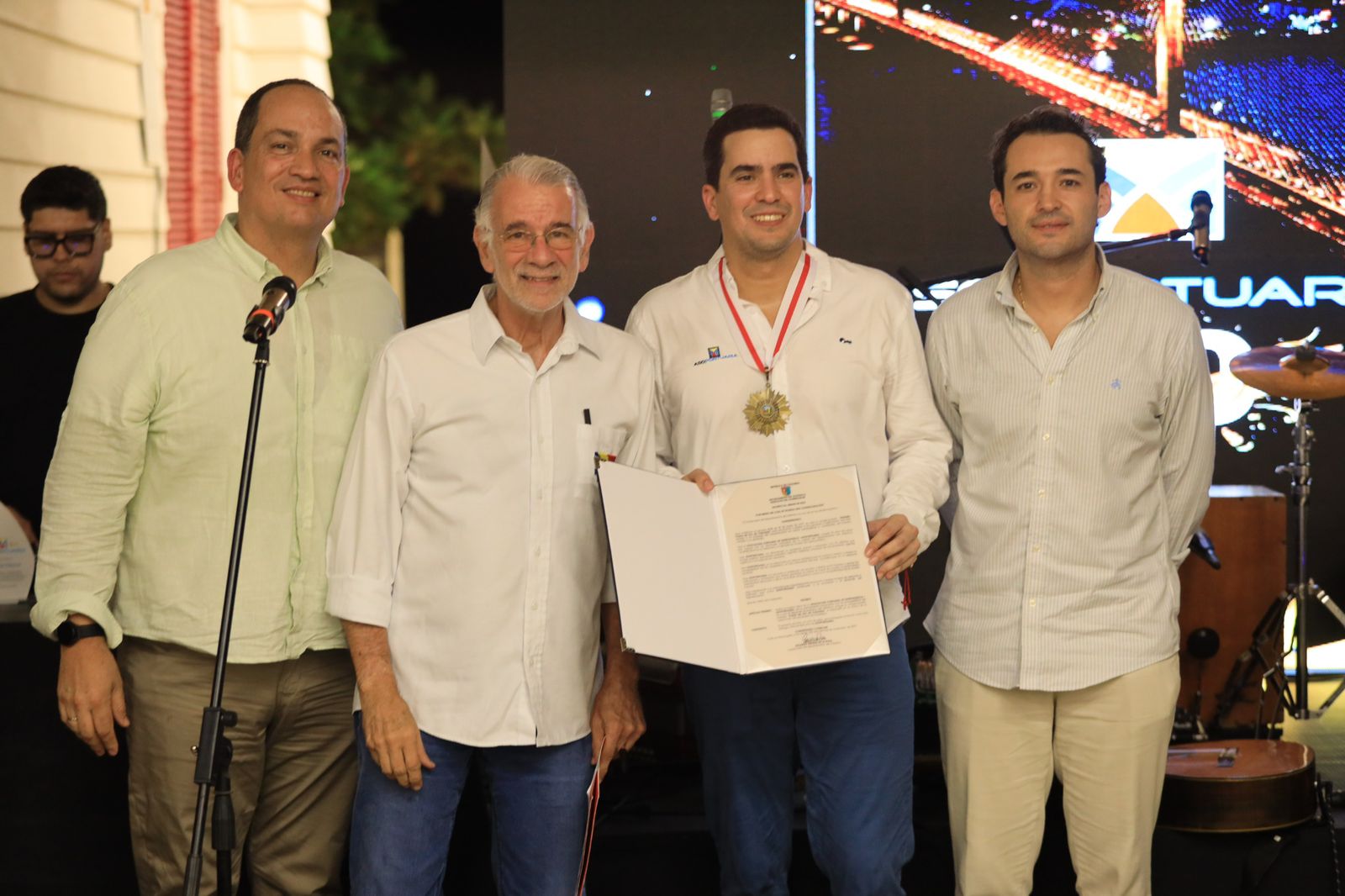 Gobernador Eduardo Verano entregó medalla ‘Puerto de Oro de Colombia’ a Asoportuaria por sus 30 años de liderazgo