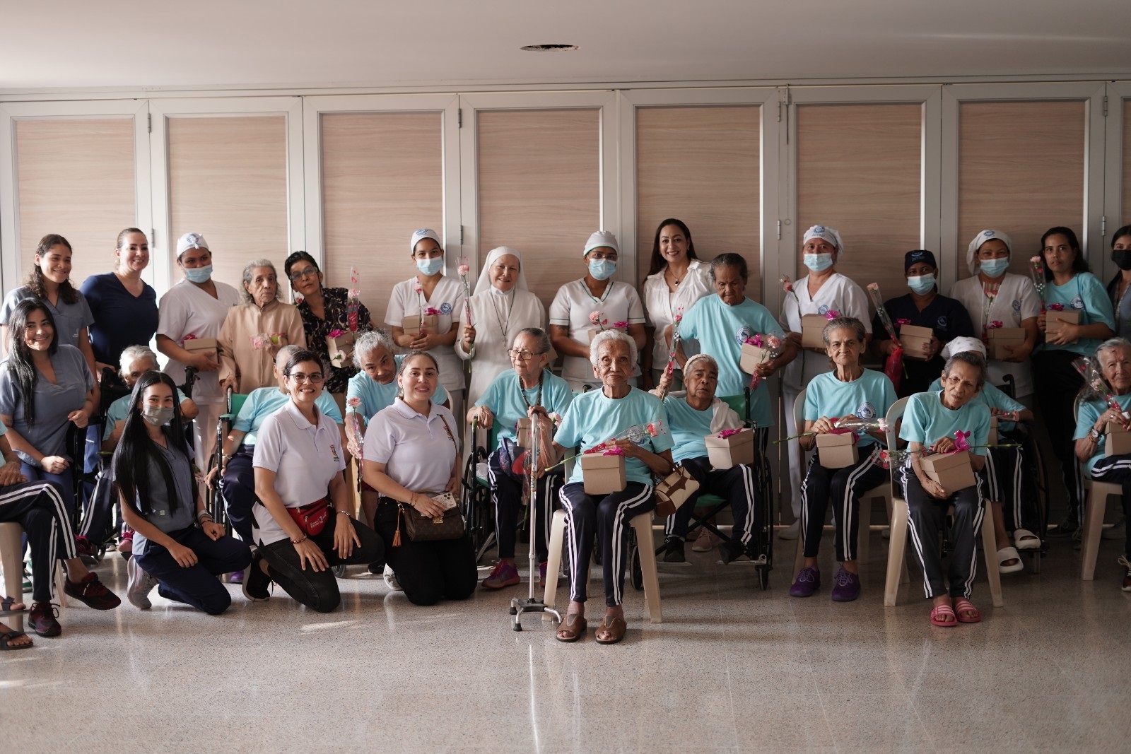 Foto de la Gerente de Capital Social, Karina Llanos, rodeada de funcionarios de la Gobernación del Atlántico y un grupo de Mujeres Mayores con un obsequio en sus manos Foto de la Gerente de Capital Social, Karina Llanos, rodeada de funcionarios de la Gobernación del Atlántico y un grupo de Mujeres Mayores con un obsequio en sus manos