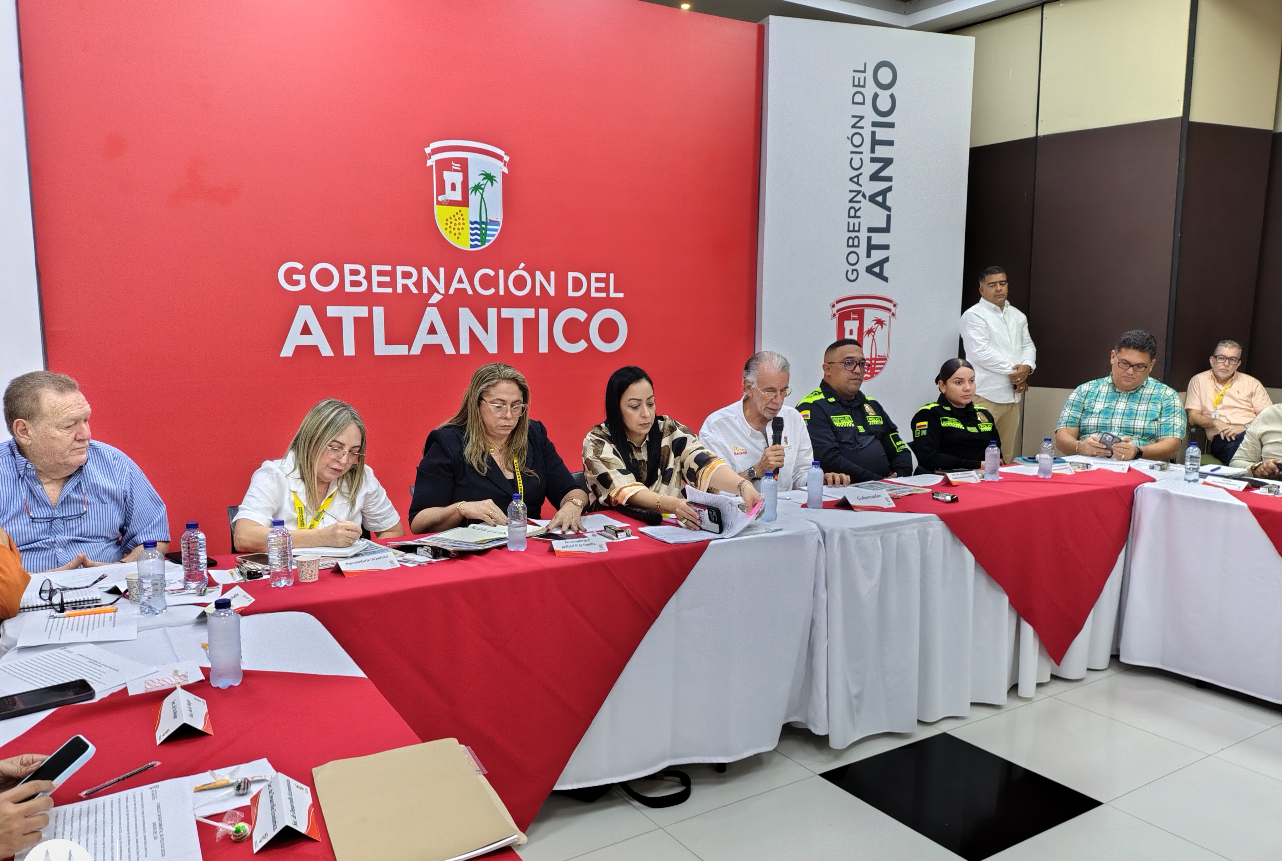 Foto de la cuarta sesión del año 2025 del Consejo Departamental de Política Social presidido por el Gobernador del Atlántico, Eduardo Verano y lo acompañan, funcionarios del ministerio público, la Gerente de Capital Social, Policia de Infancia y Adolescencia y el alcalde de Baranoa, entre otros.