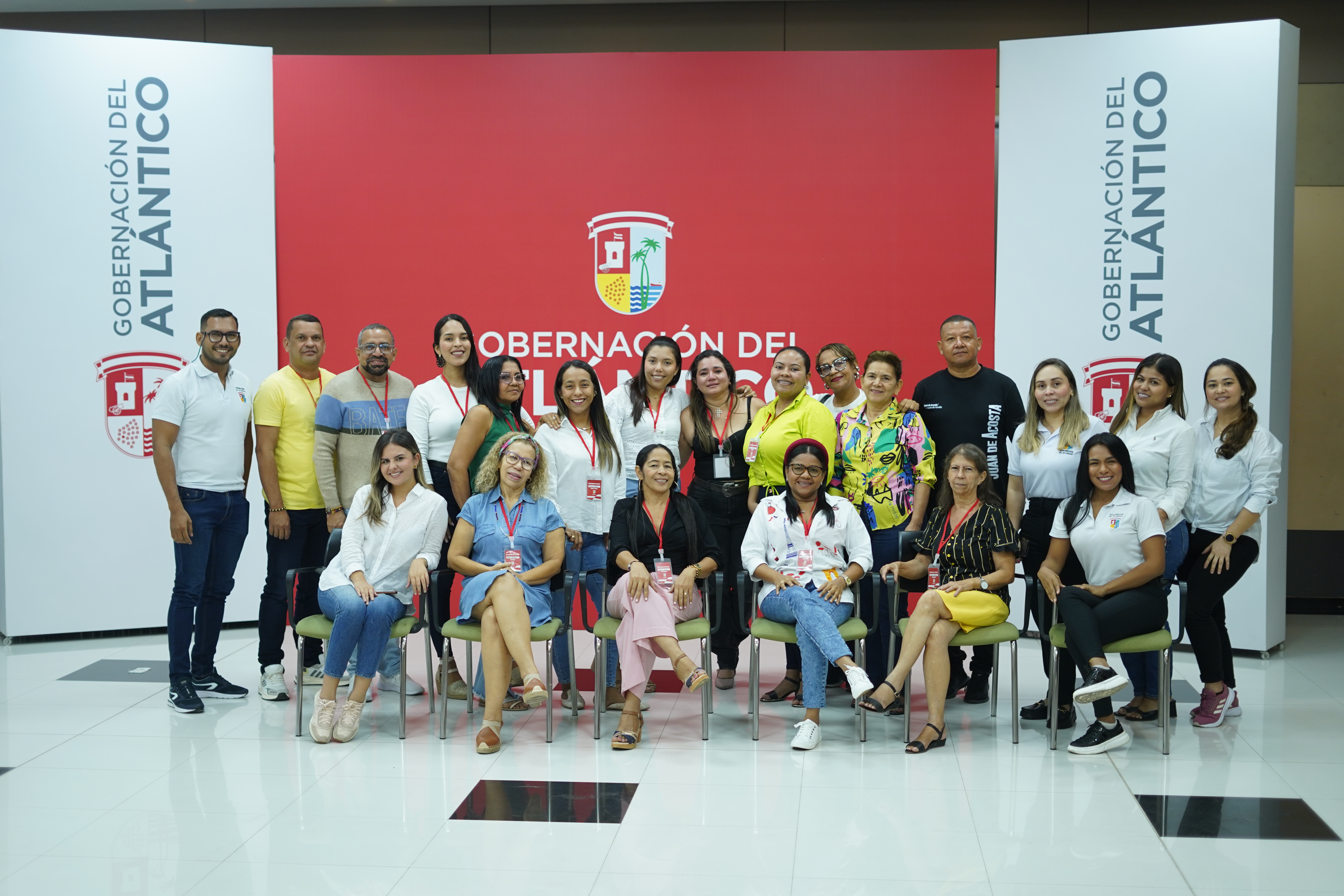 Foto de un grupo de Comisarias y Comisarios de Familia del Departamento del Atlántico, acompañados por funcionarios de la Gobernación del Atlántico Foto de un grupo de Comisarias y Comisarios de Familia del Departamento del Atlántico, acompañados por funcionarios de la Gobernación del Atlántico