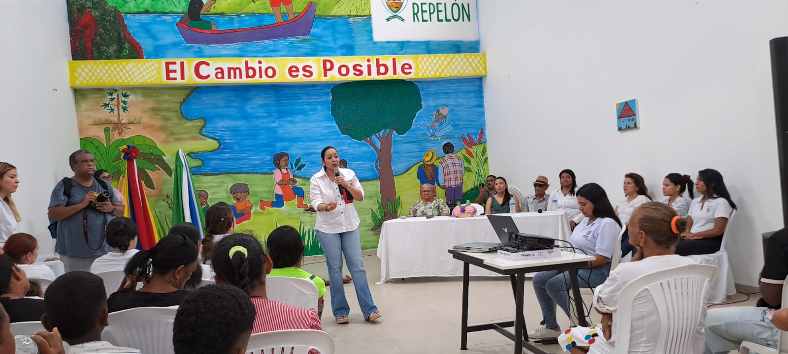Foto de La Gerente de Capital Social, Karina Llanos, en la instalación del evento de celebración del día de la Familia en el municipio de Repelón Atlántico. Foto de La Gerente de Capital Social, Karina Llanos, en la instalación del evento de celebración del día de la Familia en el municipio de Repelón Atlántico.