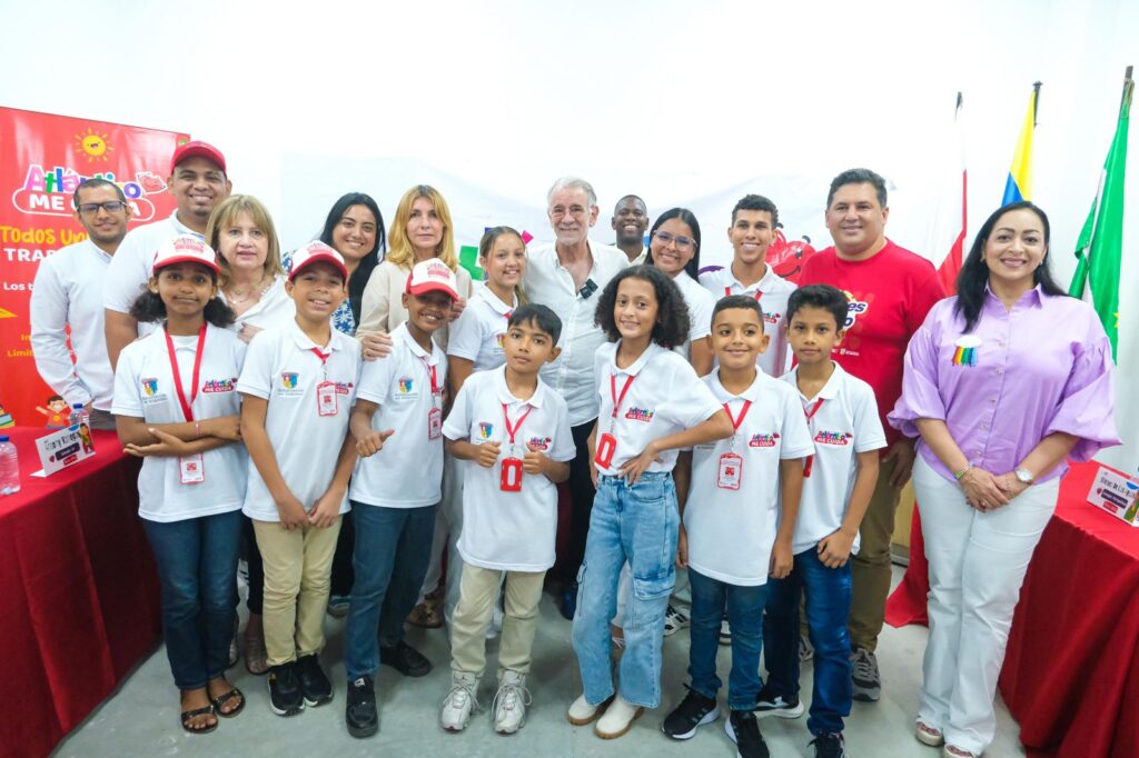 En la imagen se observa a 10 niños, niñas y adolescentes representantes del consejo consultivo y en el centro el Gobernador del Atlántico, Eduardo Verano, también aparece, el alcalde del municipio de Baranoa Edinson Palma, La gerente de Capital Social Karina Llanos y otros funcionarios. En la imagen se observa a 10 niños, niñas y adolescentes representantes del consejo consultivo y en el centro el Gobernador del Atlántico, Eduardo Verano, también aparece, el alcalde del municipio de Baranoa Edinson Palma, La gerente de Capital Social Karina Llanos y otros funcionarios.
