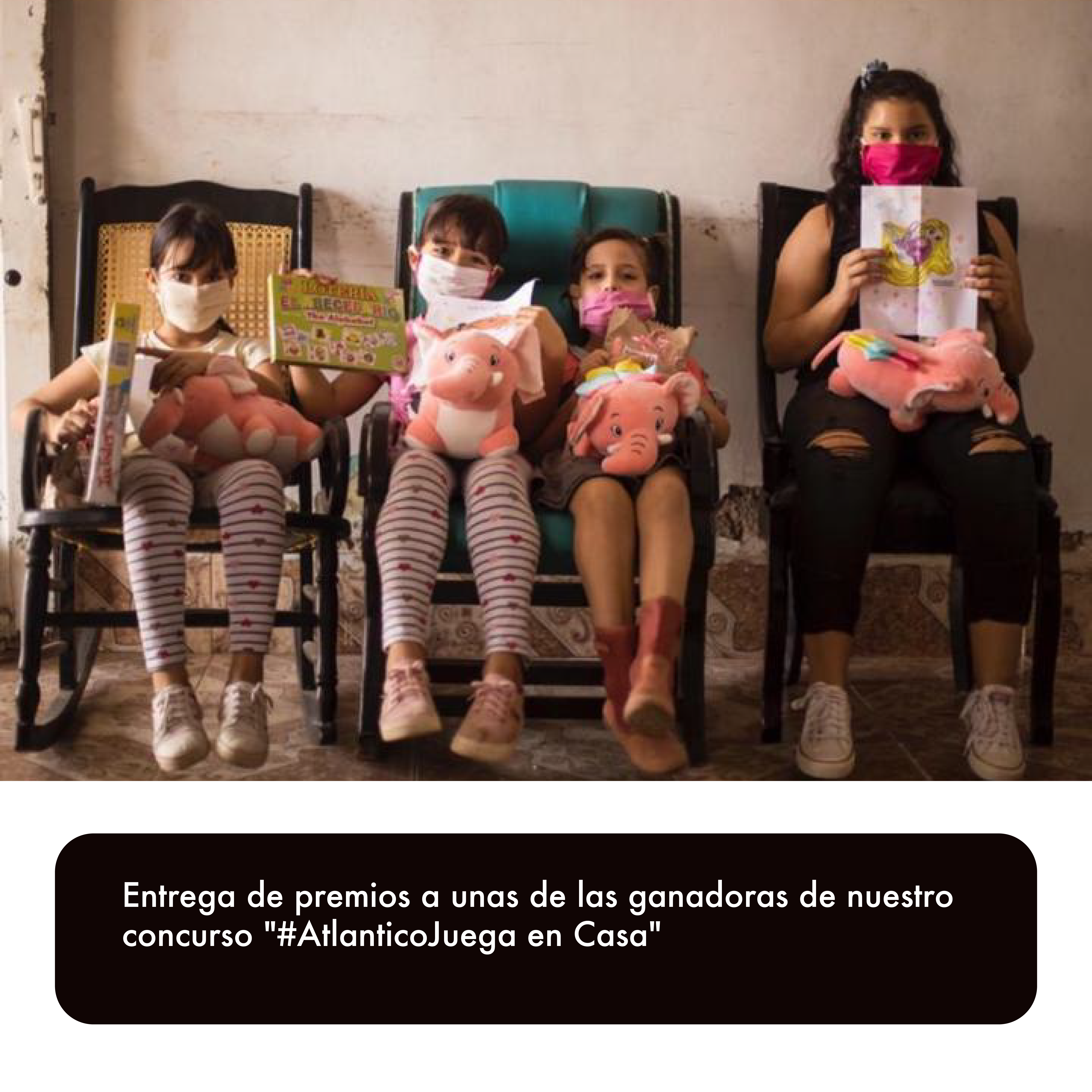 Foto de niñas ganadoras del concurso #Atlanticojuegaencasa en la entrega de premios.