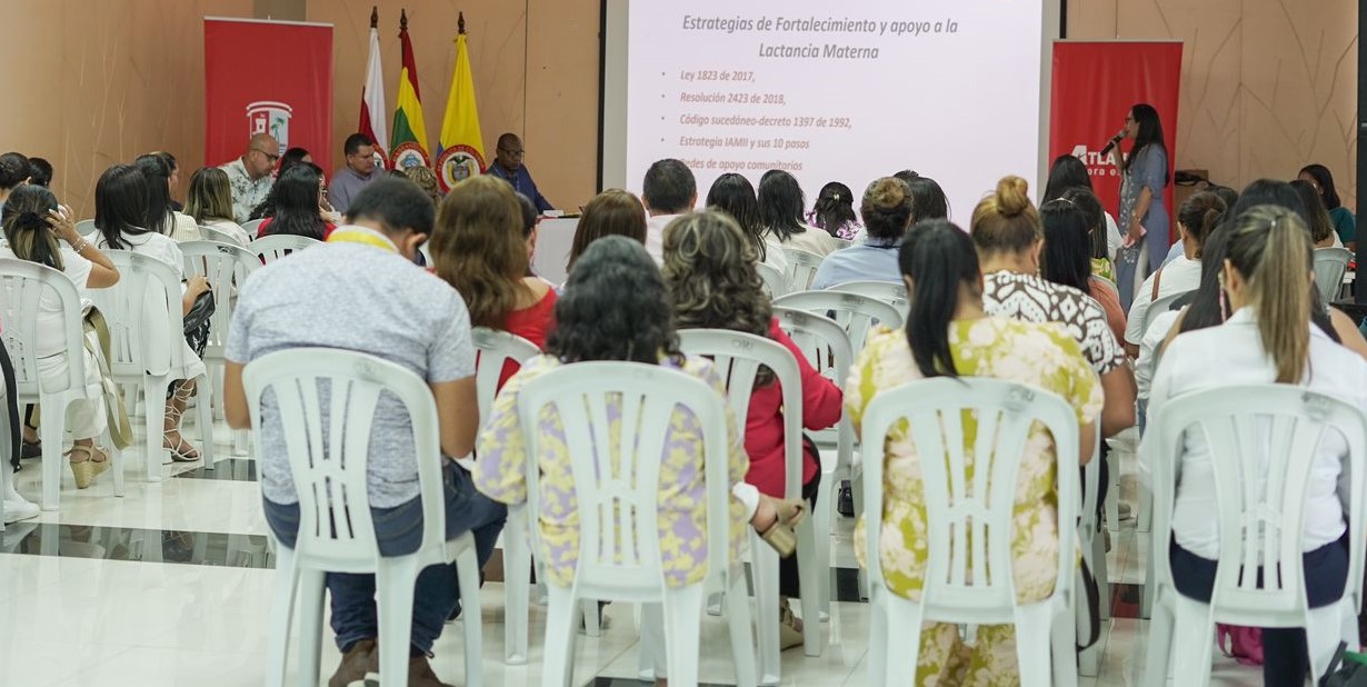 Foto de Funcionaria de la Gobernación del Atlántico exponiendo frente a otros miembros, durante el Comité Departamental de Seguridad Alimentaria y Nutricional Foto de Funcionaria de la Gobernación del Atlántico exponiendo frente a otros miembros, durante el Comité Departamental de Seguridad Alimentaria y Nutricional