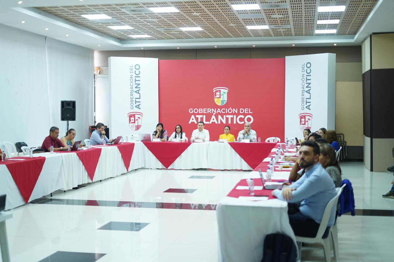 Foto de funcionarios y delegados del Comite Departamental de Seguridad Alimentaria y Nutricional del Atlántico durante sesión en la Gobernación del Atlántico. Foto de funcionarios y delegados del Comite Departamental de Seguridad Alimentaria y Nutricional del Atlántico durante sesión en la Gobernación del Atlántico.